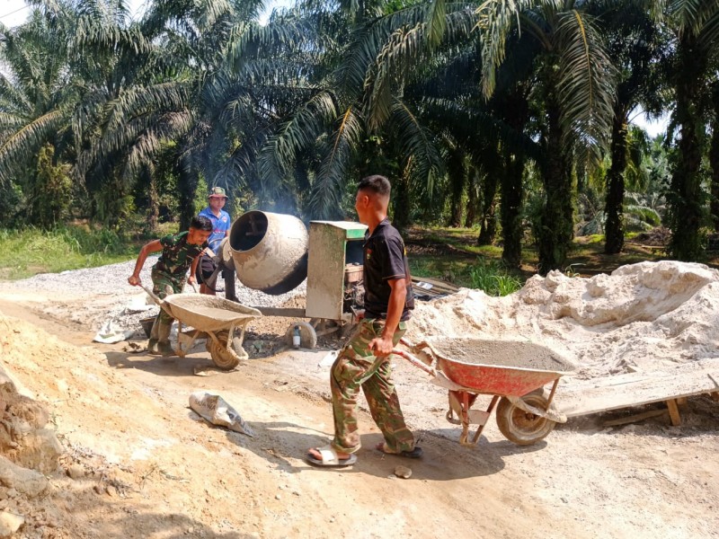 Kodim 0314/Inhil Genjot Pembangunan Jembatan Gantung Perintis Garuda Demi Kelancaran Akses Warga