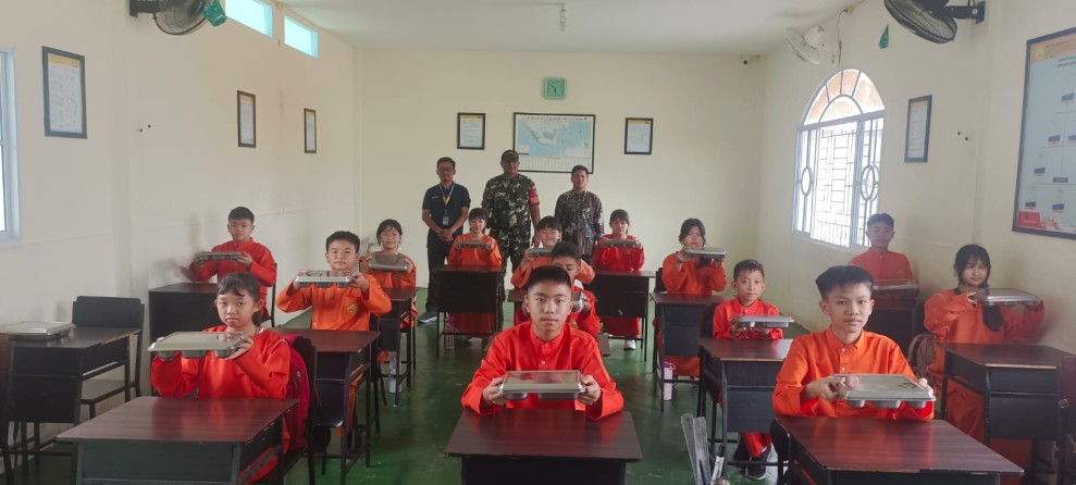 Dukung Pertumbuhan Anak, Koramil Kateman Dampingi Program MBG