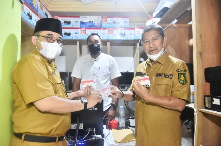 Wabup SU Tinjau Pelayanan di Diskdukpencapil Inhil