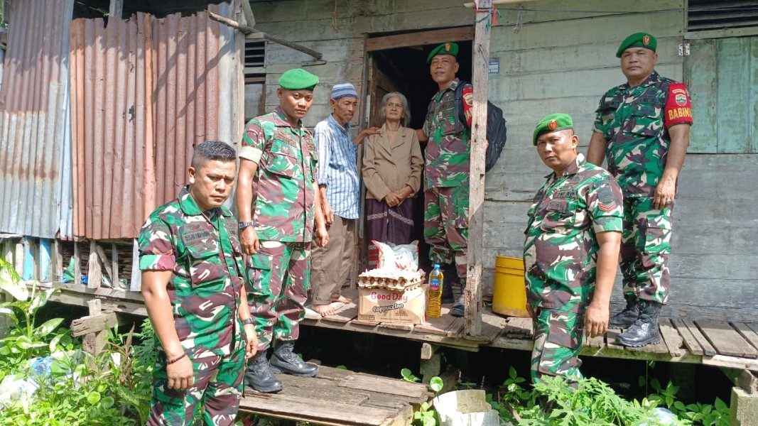 Peduli Sesama, Babinsa Koramil 06/Kateman Bantu Warga Kurang Mampu