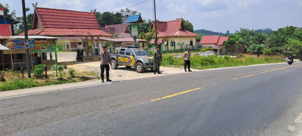 Polsek Pangkalan Lesung Bersama TNI Gelar Patroli Dialogis Demi Pilkada Damai