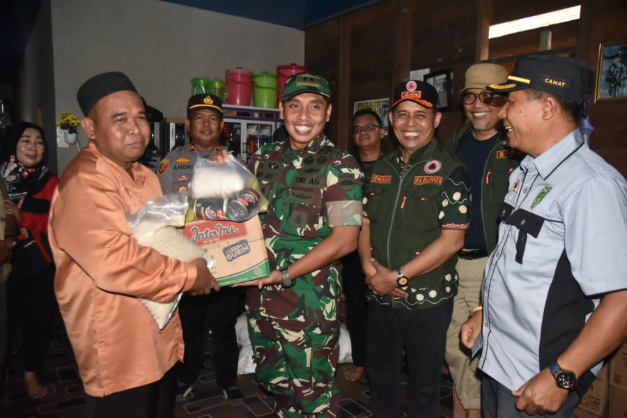 Dandim 0314/Inhil Bersama Pj Bupati Inhil Serahkan Bantuan Korban Musibah Banjir di Lahang Hulu