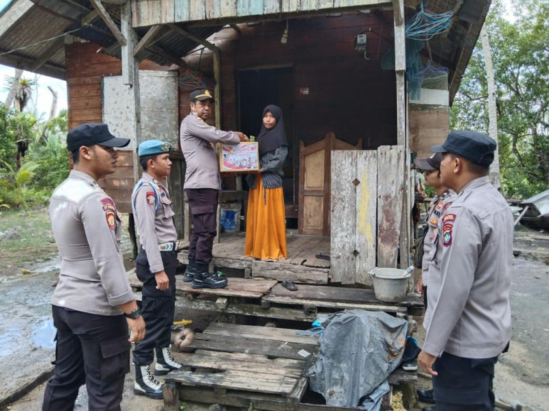 Polsek Daik Lingga Kembali Salurkan Bantuan Sosial Kepada Masyarakat.