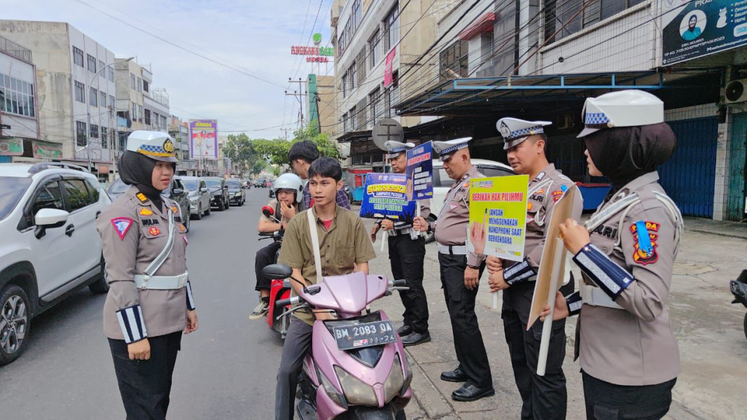 Tim Satgas Preemtif OPS Zebra Ditlantas Polda Riau Gencarkan Himbauan Berlalu Lintas dan Pilkada Damai