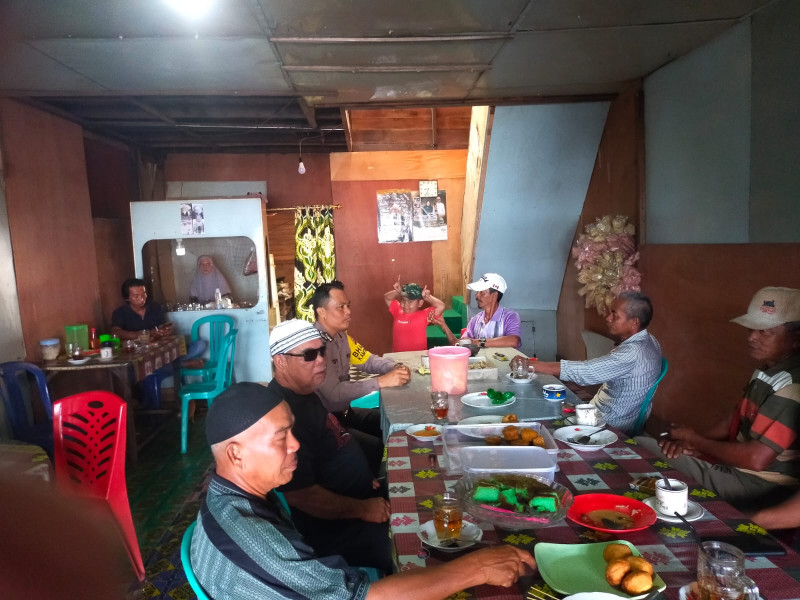 Sambangi Warga di Warung Kopi,  Bhabinkamtibmas Tanjung Lajau Ajak Warga Tetap Jaga Kerukunan