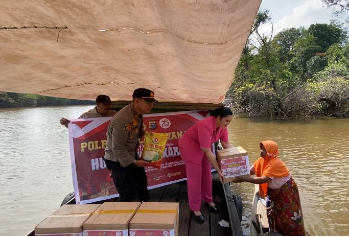 Didampingi Bhayangkari, Kapolsek Langgam Serahkan Paket Sembako Kepada Janda Tua