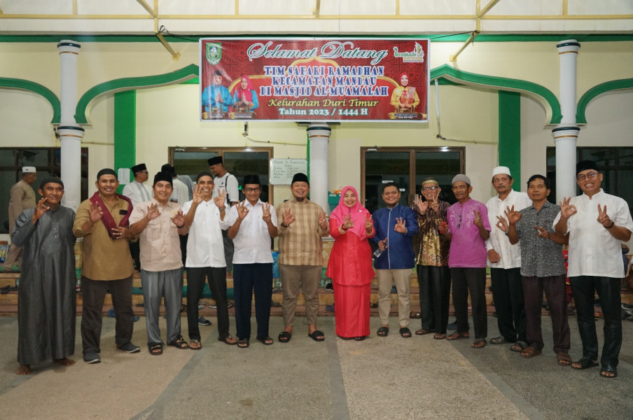 Riki Rihardi Bersama Staf Kecamatan Mandau Safari Ramadhan 1444 H di Kelurahan Duri Timur