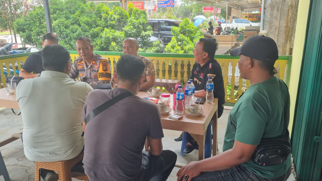 Kapolsubsektor Pelalawan Iptu Legito Laksanakan Sambang Warga, Ciptakan Suasana Aman Jelang Pilkada 2024