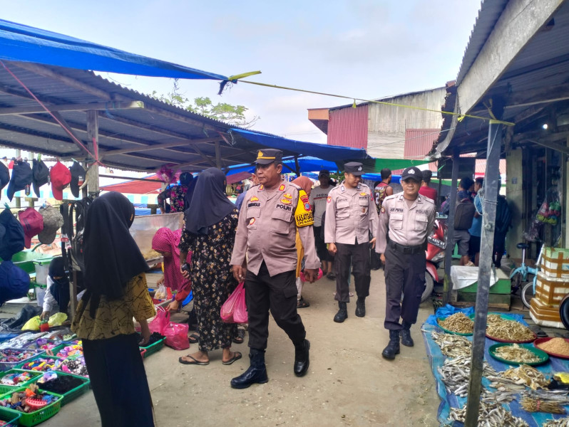 Pastikan Keamanan Tetap Kondusif, Kapolsek Kuindra Patroli Sambang ke Pasar Mingguan