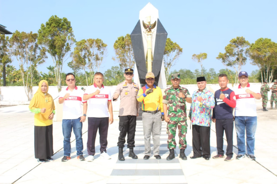 Sambut HUT Ke-64 Korem 031/Wira Bima Kodim 0314/Inhil Gelar Karya Bhakti Pembersihan Taman Makam Pahlawan