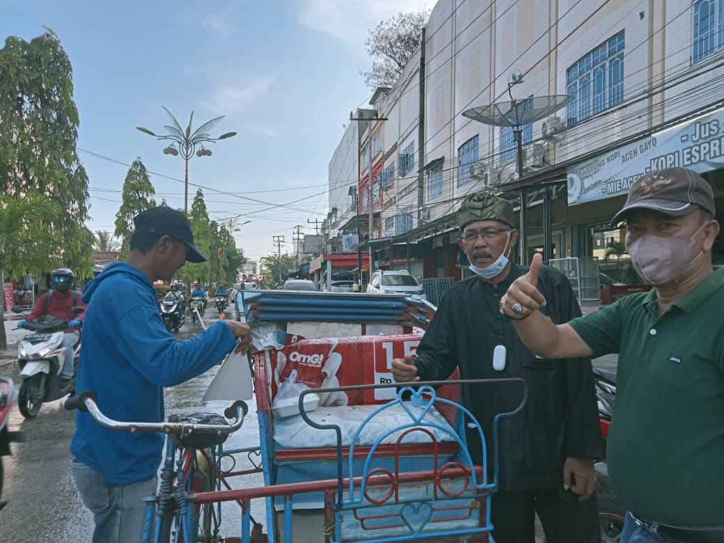 Jumat Berkah, Yayasan Vioni Bersaudara dan KOMIKA Berbagi Bersama Penarik Becak