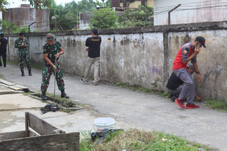 Antisipasi Banjir,Kodim 0314/Inhil Bersihkan Saluran Air