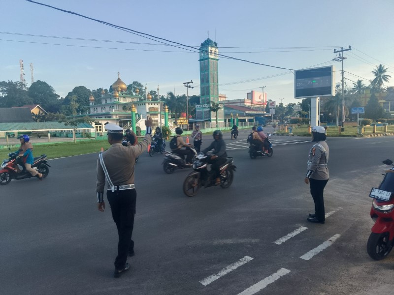 Satlantas Polres Lingga Gelar Strong Point Pagi untuk Wujudkan Kamseltibcarlantas di Dabo Singkep.