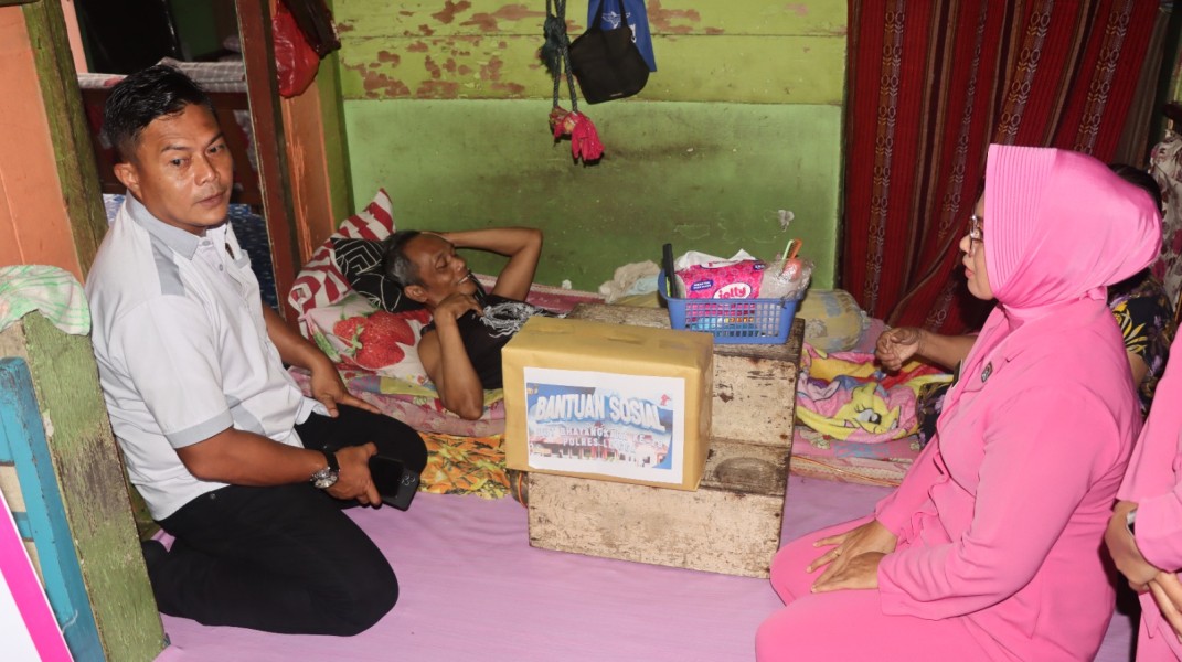 Rangkaian HUT Bhayangkara ke-79, Polres Lingga Bagikan Sembako untuk Warga.