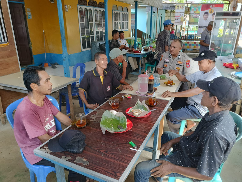 Temui Warga di Warung Kopi, PS Kanit Binmas Polsek Kuindra Ajak Sukseskan Pilkada Riau 2024