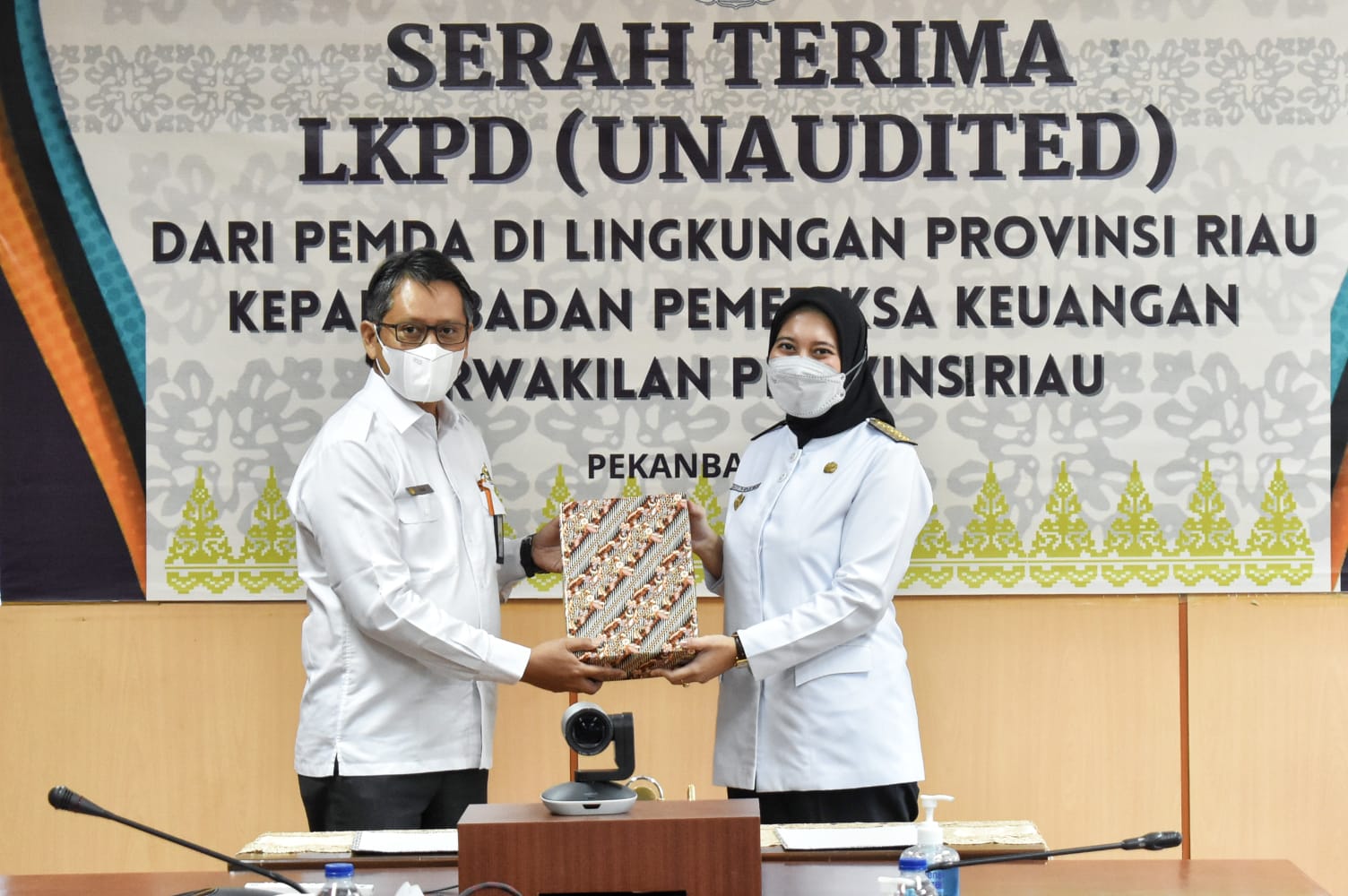 Serahkan LKPD Inhu TA. 2021, Bupati Harap Raih Opini WTP