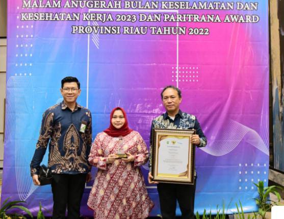 Lindungi Keselamatan Kerja Masyarakatnya, Bupati Kasmarni Terima Penghargaan Terbaik 1 Paritrana Award Riau