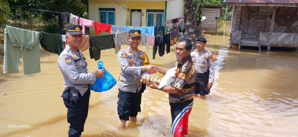 Polsek Kepenuhan Bagikan Sembako Kepada Warga Terdampak Banjir, Sambil Menyampaikan Pesan Pilkada Damai