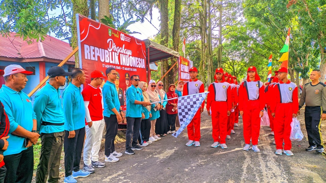 Semarakkan HUT RI Ke-80, Pemerintah Kecamatan Pinggir Gelar Gerak Jalan Sehat