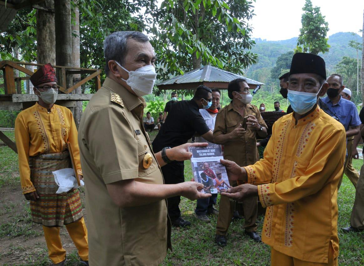 Kunker ke Desa Rantau Langsat, Gubri Ajak Suku Talang Mamak Sinergi dengan Pemkab Inhu