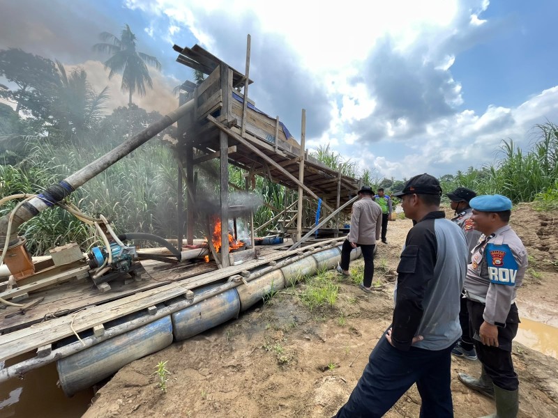 Polsek Peranap Musnahkan 5 Ponton PETI di Sungai Indragiri