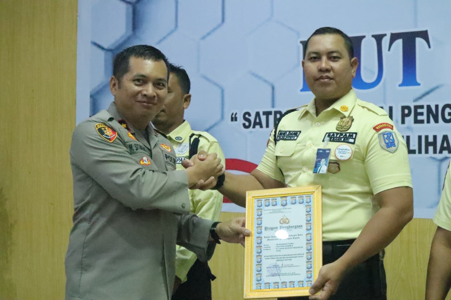 Kapolres Inhu Beri Penghargaan Satpam Berprestasi