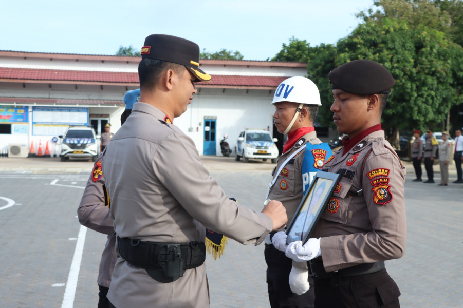 Satu Personel Polres Inhu Naik Pangkat, Satu Dipecat