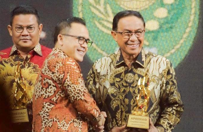 Bupati Inhil HM Wardan Terima Penghargaan Dari Kompas TV