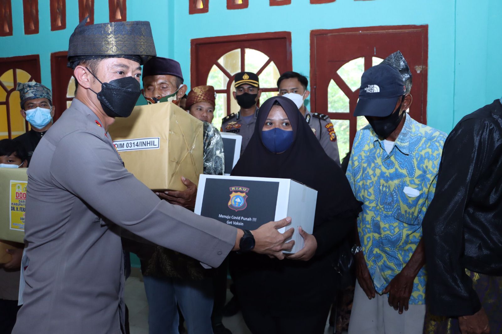 Diberi Hadiah Minyak Goreng Dari Kapolres Inhil,  Masyarakat Antusias Ikut Vaksinasi