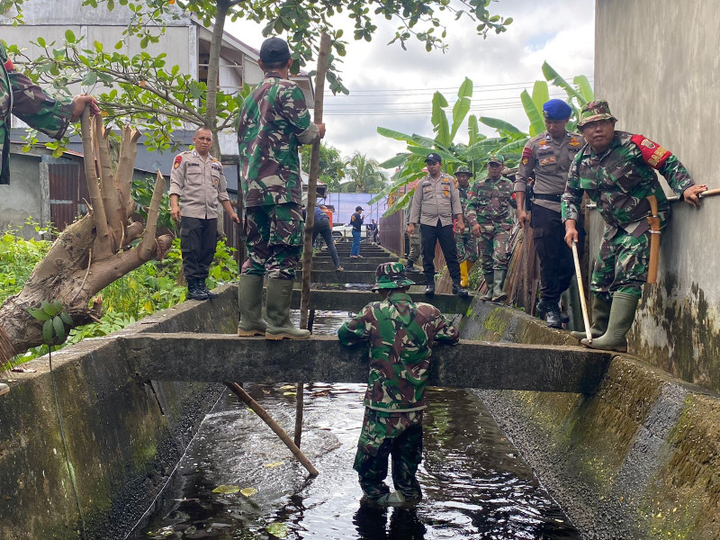 Peduli Rakyat, Ratusan Prajurit Kodim 0314/Inhil Turun ke Parit dan Pasar Bersihkan Sampah