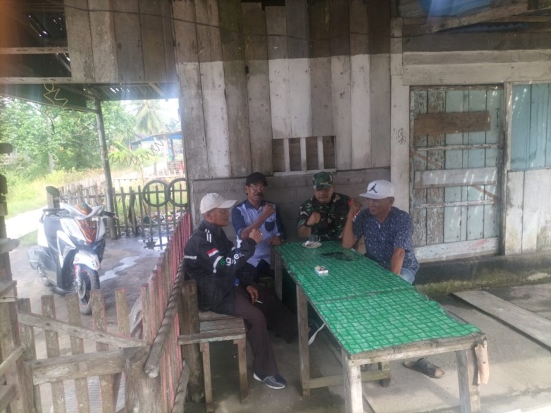 Pengawasan SDM, Babinsa Sertu Edili Pererat Silaturahmi dan Ajak Warga Jauhi Perilaku Negatif