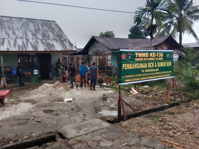 Wujudkan Air Bersih untuk Warga, Kodim 0314/Inhil Bersama Masyarakat Bahu-Membahu Bangun Sumur Bor TMMD Ke-130