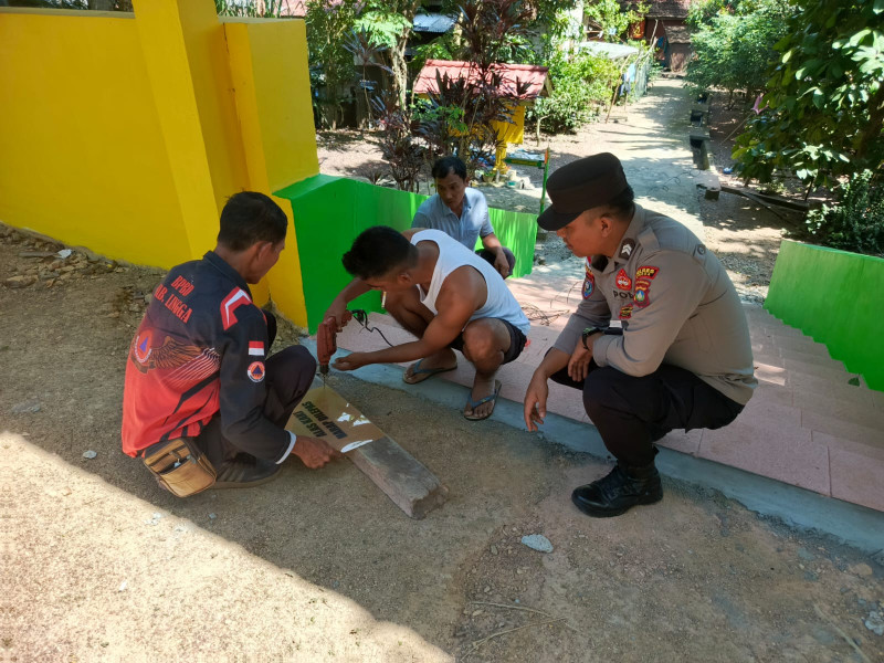 Personel Polsek Daik Lingga bersama Masyarakat Pasang Batas Alas Kaki Bantuan Dari Kapolres Lingga di Makam Keluarga Temenggung Jamaludin dan Datuk Kaya Montel.