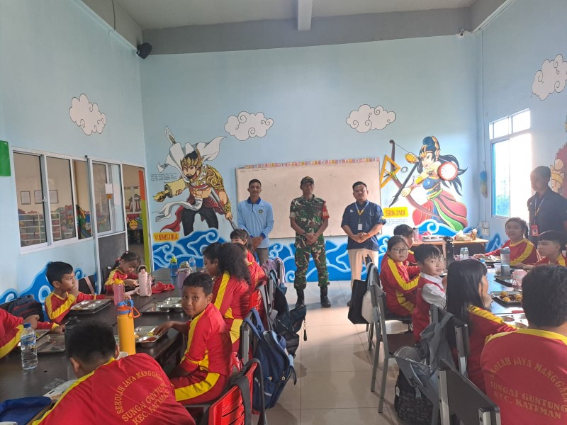 Dukung Generasi Sehat dan Cerdas, Koramil 06/Kateman Dampingi Program MBG