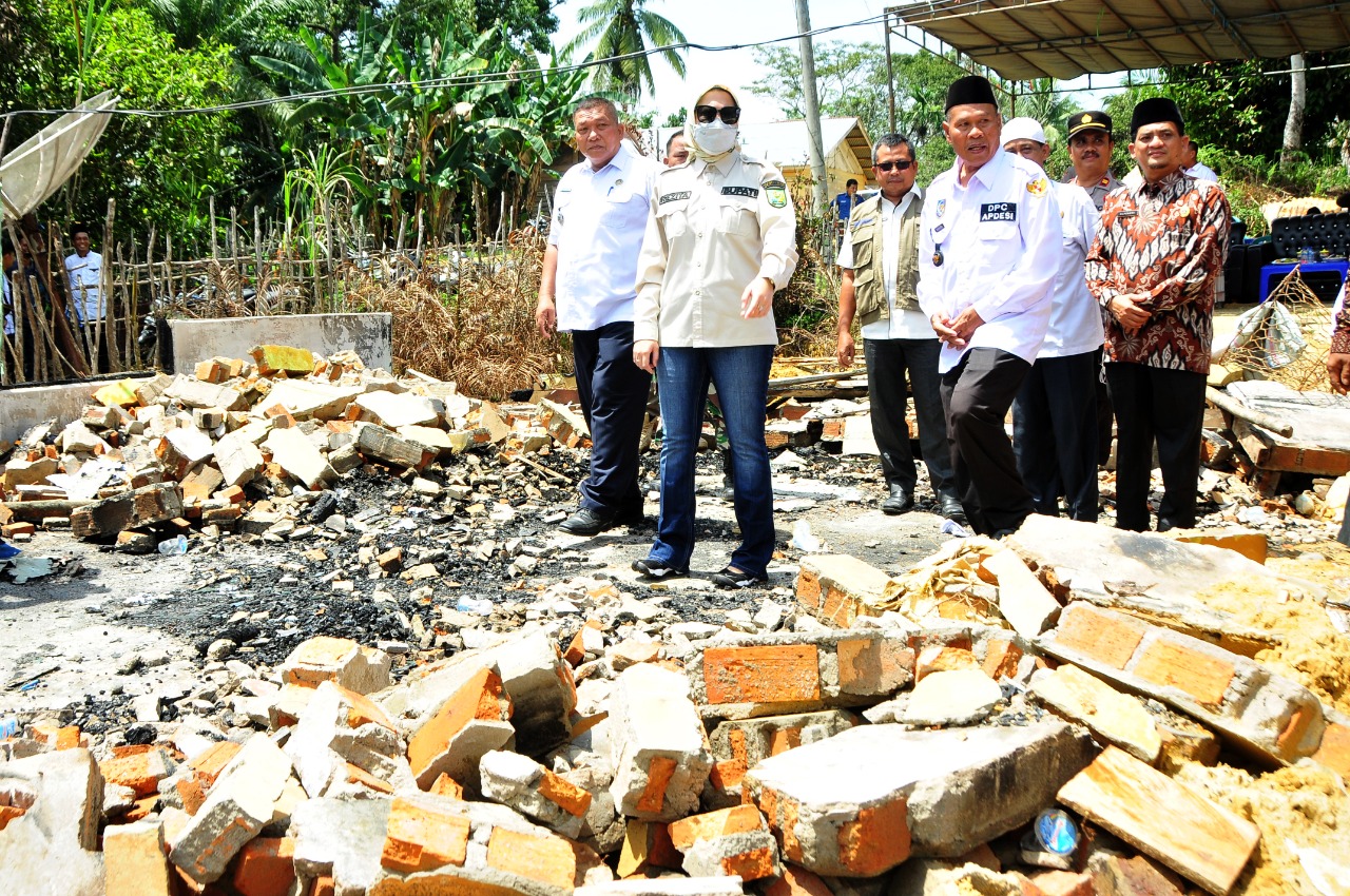 Bupati Rezita Kunjungi Korban Kebakaran di Serai Wangi