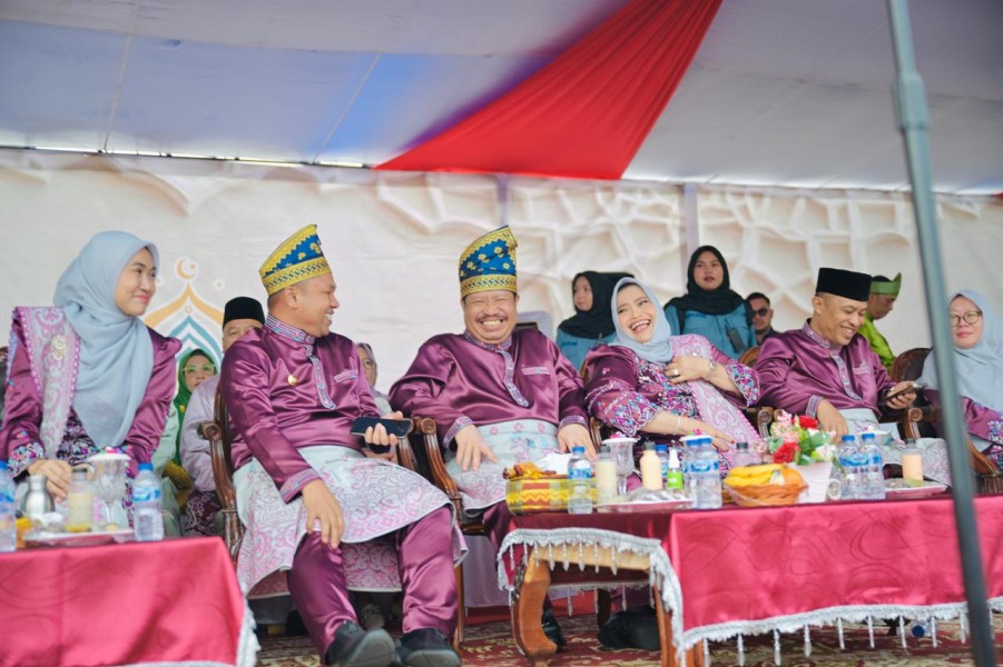 Gubernur Riau Abdul Wahid Lepas Ribuan Peserta Pawai Ta'aruf MTQ Provinsi Riau ke-43