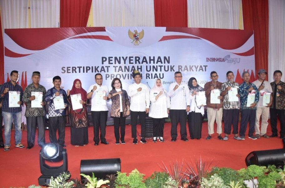 Tersenyum Lebar Masyarakat Bengkalis Terima Sertipikat Tanah Gratis, Kasmarni Ucap Terima Kasih Kepada Wamen ATR/BPN RI