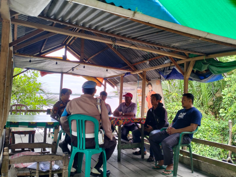 Sambangi Warga, Personel Polsek Kuindra Ajak Jaga Kamtibmas dan Sukseskan Pilkada