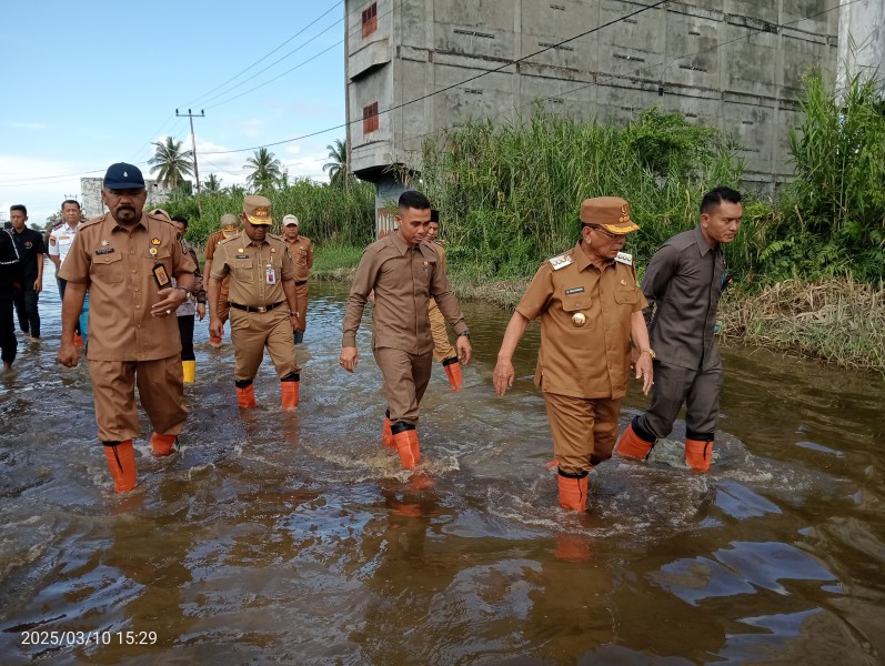 Bupati Rohil Tinjau Beberapa Ruas Jalan Terdampak Banjir dan Lumpur di Kota Bagansiapiapi