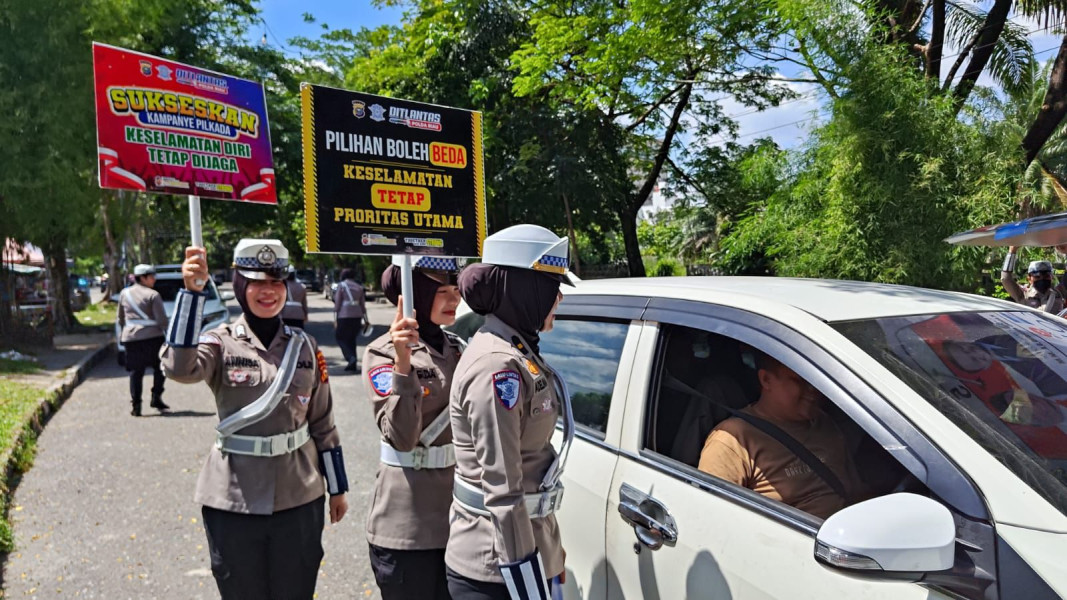 Ditlantas Polda Riau Edukasi Pengendara Tertib Berlalu Lintas dan Himbauan Pilkada Damai