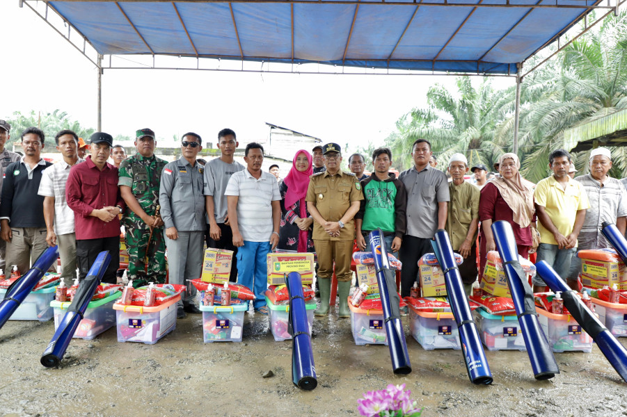 Dandim 0314/Inhil Bersama Unsur Forkopimda Inhil Dampingi Pj Gubri Serahkan Bantuan Bencana Banjir di Kecamatan Kemuning