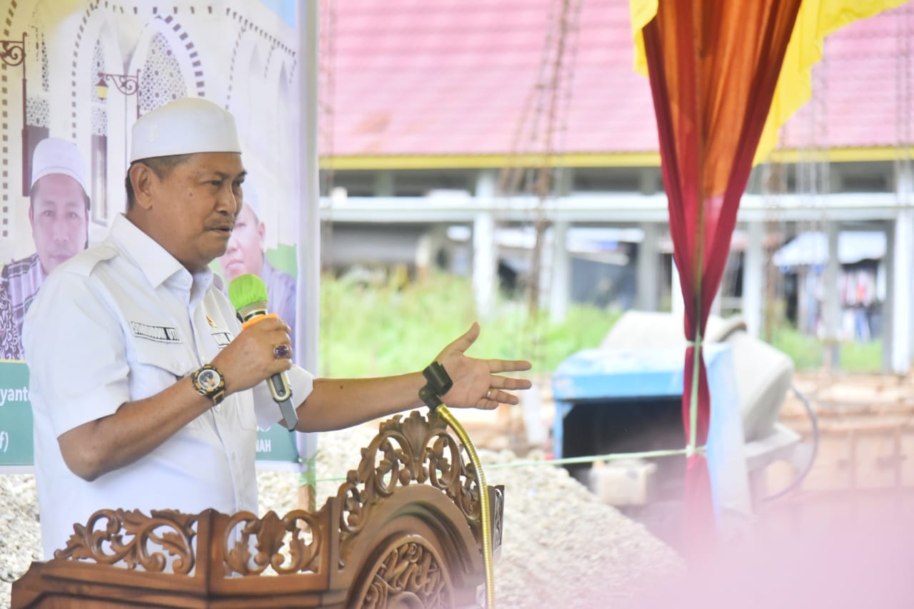 Wabup Inhil Lakukan Pengecoran Pondasi Pertama Rumah Tahfidz di Tembilahan Hulu