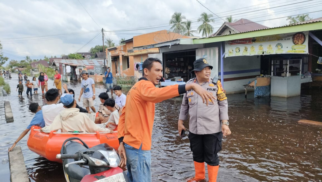 Patroli diwilayah Banjir, Kapolsek Bangko Turun Kejalan Urai Kemacetan