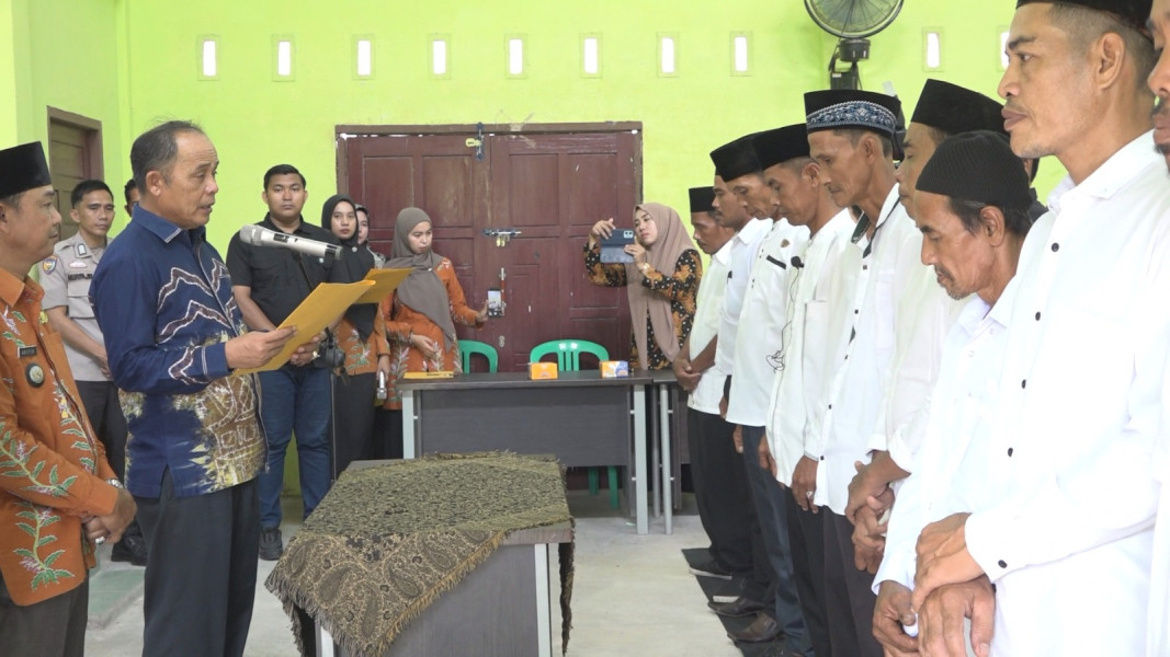 Pj Bupati Inhil Lantik Forum RT RW se-Desa Pulau Palas