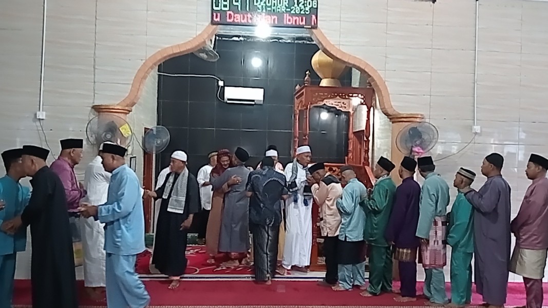 Ratusan Umat Islam Memenuhi Masjid Asshobirin Sejak Dini Hari Untuk Melaksanakan Salat Id.