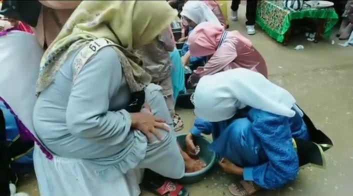 Momen Haru Penamatan Sekolah Islam Alhusniyah Reteh, Alumni Cuci Kaki Orang Tuanya