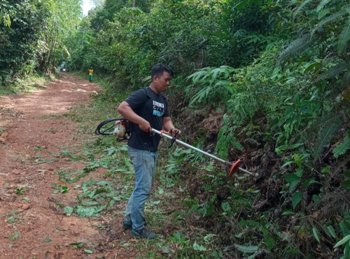 Wujudkan Lingkungan Aman Bersih dan Sehat, Kepala Desa Selayar dan Perangkat Desa Adakan Gotong Royong