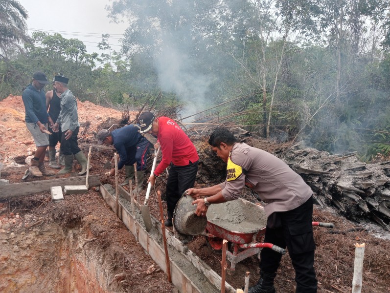 Polsubsektor Penuba Bersama Warga Gotong Royong Antisipasi Krisis Air Bersih di Tanjung Dua.
