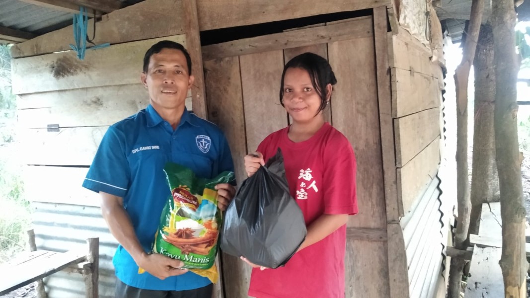 Peduli Sesama, GAMKI Inhu Bagikan Puluhan Paket Sembako ke Warga yang Membutuhkan