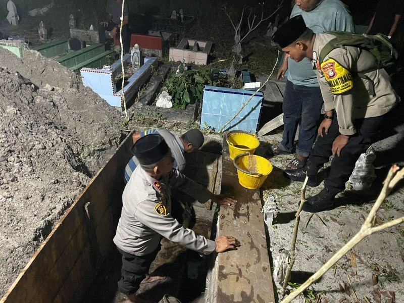 Waka Polres Turut Sambang Duka dan Bantu Prosesi Pemakaman Warga di Teluk Ruh.